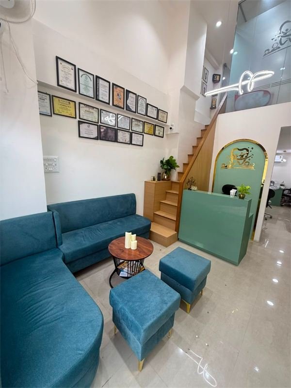 Welcoming reception and waiting area at Smile Makers